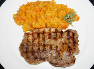 Una foto de CHULETAS DE CERDO GRILLADAS AL COMINO, PURE DE ZAPALLO CON PIMENTON ROJO