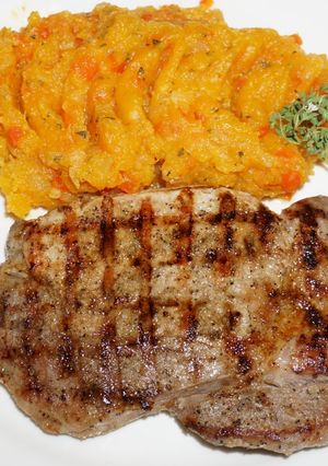 Una foto de CHULETAS DE CERDO GRILLADAS AL COMINO, PURE DE ZAPALLO CON PIMENTON ROJO
