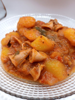 Una foto de Calamares a la sidra con patatas