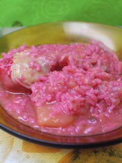 Una foto de Arroz rosa con jamoncitos de pollo