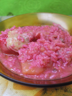 Una foto de Arroz rosa con jamoncitos de pollo