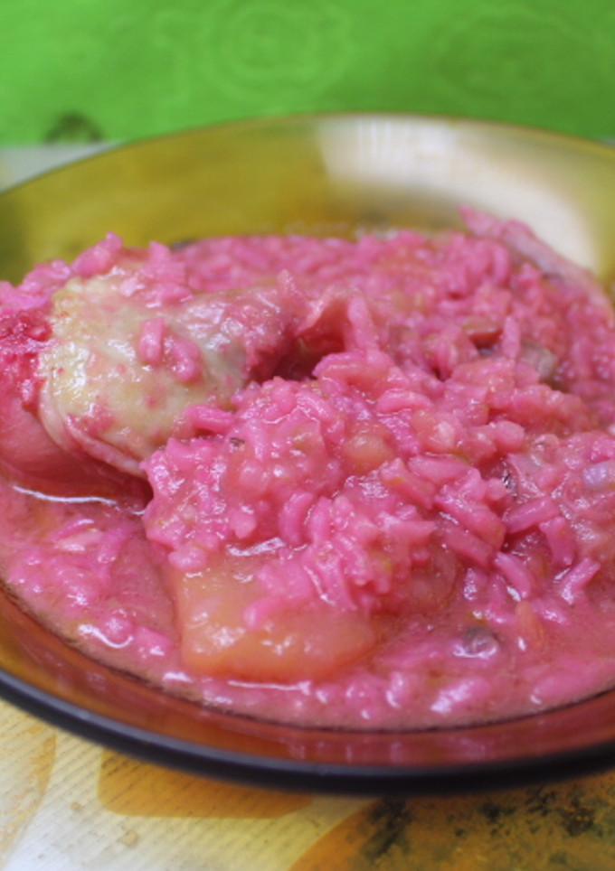 Una foto de Arroz rosa con jamoncitos de pollo