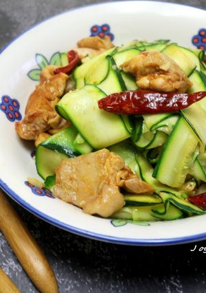 蒜香辣炒雞肉櫛瓜麵(減醣) 的食譜成品照片