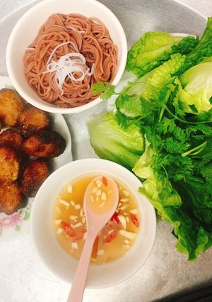 A picture of Grilled Pork with Brown Rice Vermicelli.