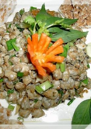 Hình của món Hến xúc bánh tráng mè.