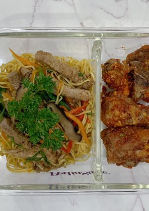 Hình của món Lunch Box: Mì xào vịt quay và vịt rang muối ớt.