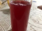 Una foto de jugo de ciruelas