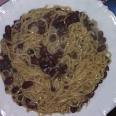 A picture of Spaghetti with Beans stew.