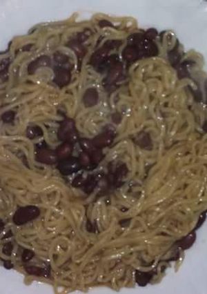 A picture of Spaghetti with Beans stew.