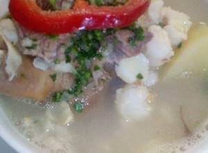 Una foto de Caldo de cabeza con Mote
