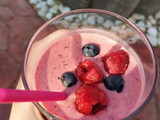 Smoothie de frutos rojos con leche de coco