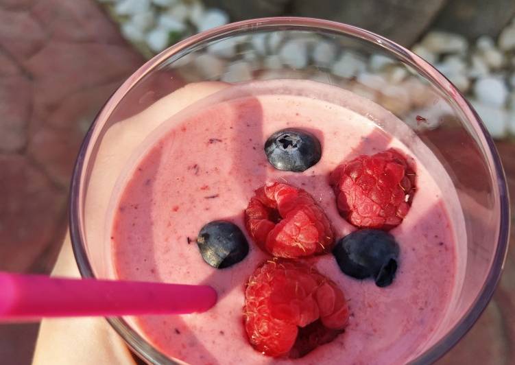 Smoothie de frutos rojos con leche de coco