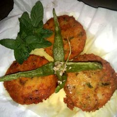 A picture of Chana daal and aloo ke kabab.
