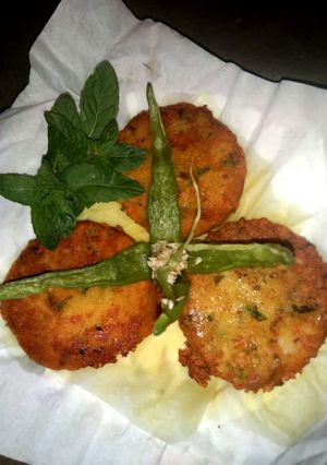 A picture of Chana daal and aloo ke kabab.