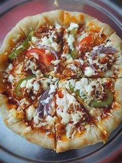 নো ওভেন চিকেন পিজ্জা (no oven no yeast pizza recipe in Bengali) রেসিপির প্রধান ছবি