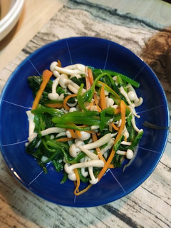 蒜味菠菜炒雪白菇 的食譜成品照片