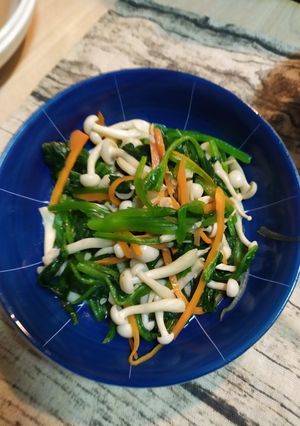 蒜味菠菜炒雪白菇 的食譜成品照片