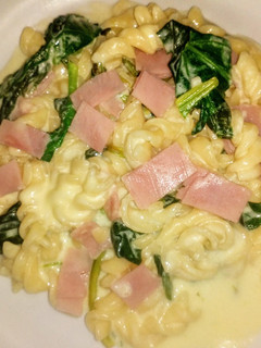 Una foto de One pot pasta con espinaca, queso y jamón