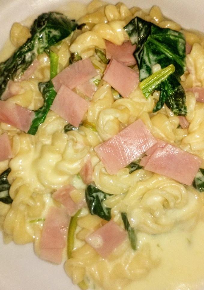Una foto de One pot pasta con espinaca, queso y jamón