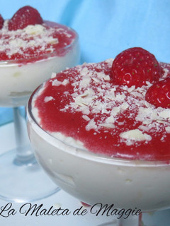 Una foto de Mousse de chocolate blanco con fresas