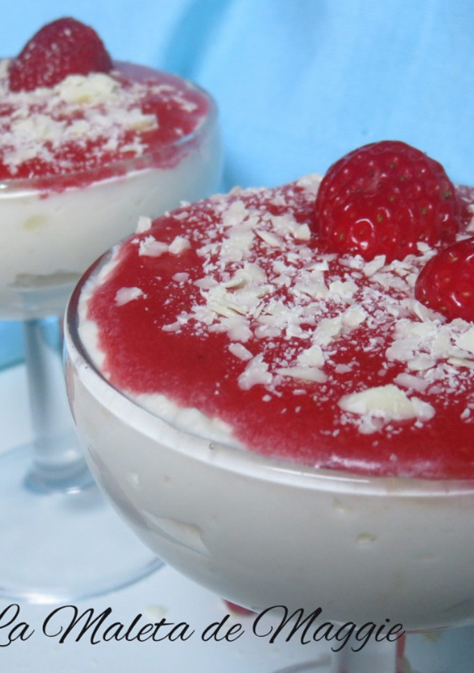 Una foto de Mousse de chocolate blanco con fresas