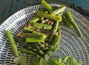 Une photo de Salade asperges vertes et pignon de pin