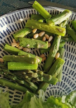 Une photo de Salade asperges vertes et pignon de pin