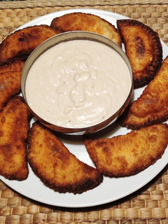 Una foto de Empanadillas de queso y gambas con dip de huevas