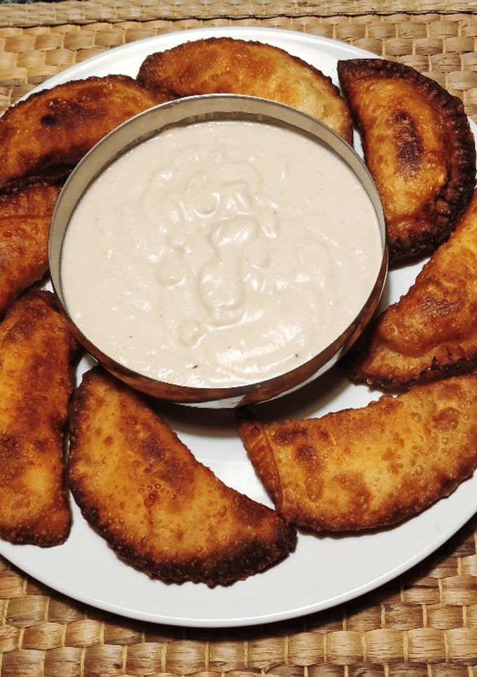 Una foto de Empanadillas de queso y gambas con dip de huevas