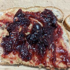 A picture of Pnut butr n jam sammich.
