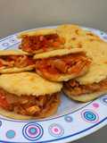 Arepas de pollo desmechado y cebolla