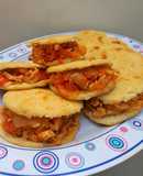 Arepas de pollo desmechado y cebolla