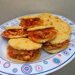 A picture of Arepas de pollo desmechado y cebolla.