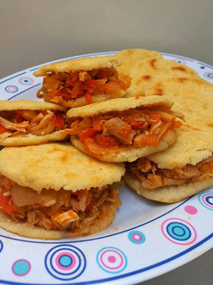Una foto de Arepas de pollo desmechado y cebolla