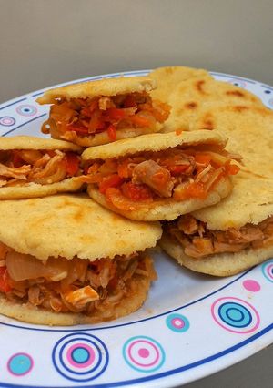 Una foto de Arepas de pollo desmechado y cebolla