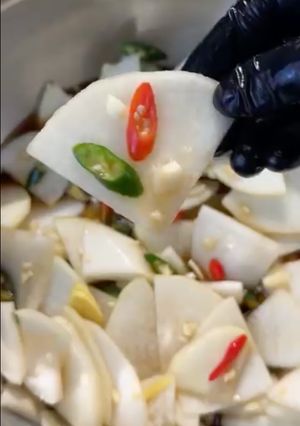 A picture of Spicy Pickled Radish.