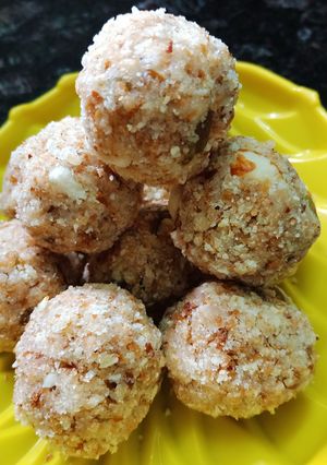 A picture of Dry fruits ladoos.