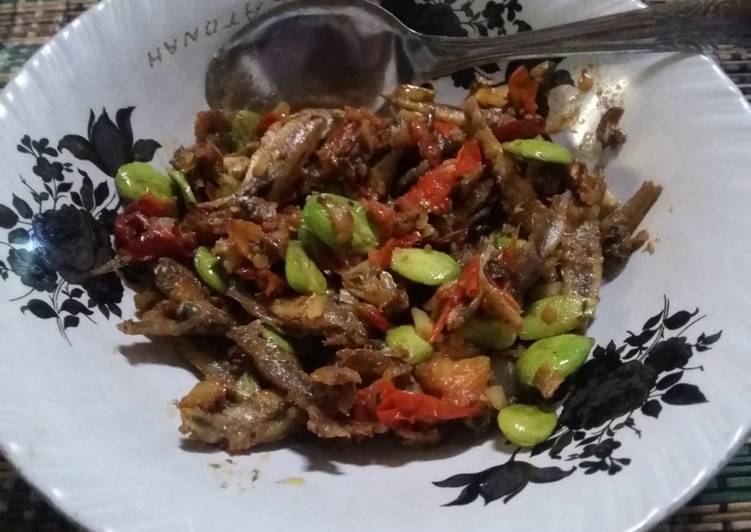 dari awal hingga akhir Menyiapkan Sambal Teri Pete ala Pak Suami yang Enak Banget