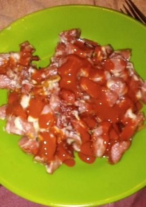 Una foto de Salchichas fritas y queso derretido