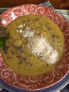 Una foto de Crema de brécol con jengibre, semillas de amapola y queso Pecorino
