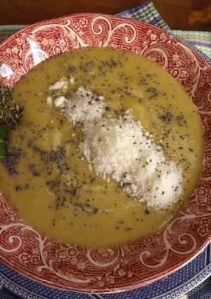 Foto principal de Crema de brécol con jengibre, semillas de amapola y queso Pecorino