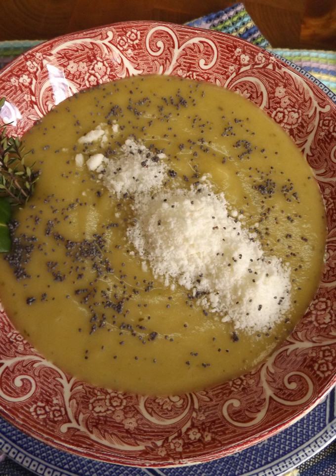 Una foto de Crema de brécol con jengibre, semillas de amapola y queso Pecorino