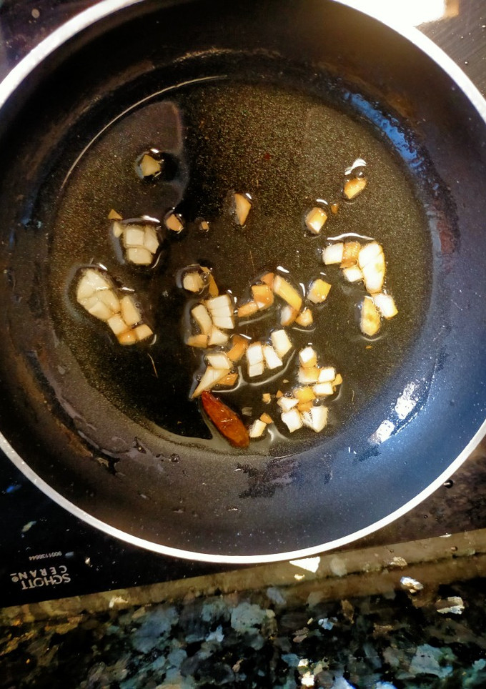 Una foto de Refrito de ajo con reducción del jugo de pescado asado