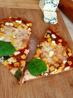 Pizza teljes kiőrlésű lisztből recept fotója
