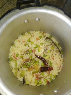 વેજ પુલાવ (Veg Pulao Recipe in Gujarati) રેસીપી મુખ્ય ફોટો