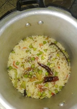 વેજ પુલાવ (Veg Pulao Recipe in Gujarati) રેસીપી મુખ્ય ફોટો