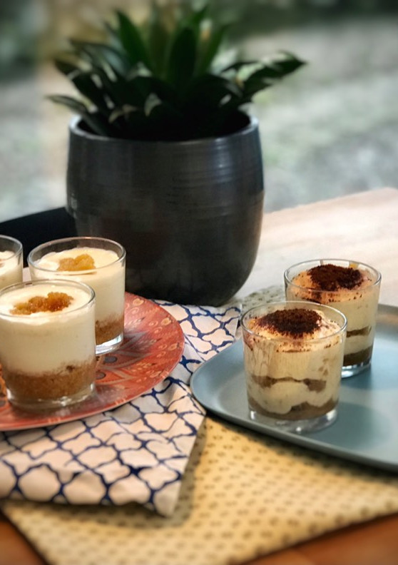 Una foto de Postres en vasitos: Cheesecake de piña al Brandy & Tiramisú de turrón de Jijona