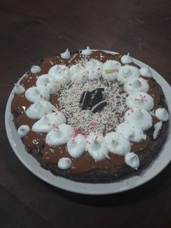Una foto de Torta brownie con dulce de leche y merengue 👌