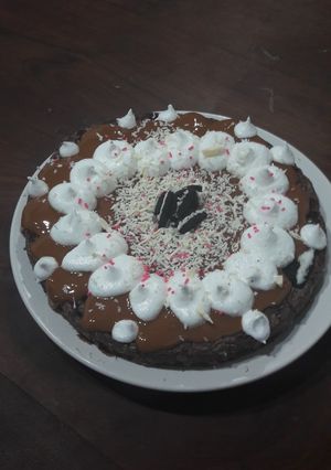 Una foto de Torta brownie con dulce de leche y merengue 👌