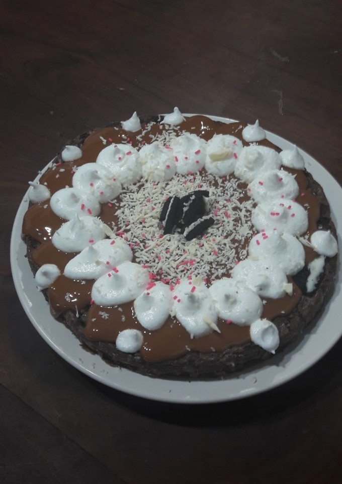 Una foto de Torta brownie con dulce de leche y merengue 👌